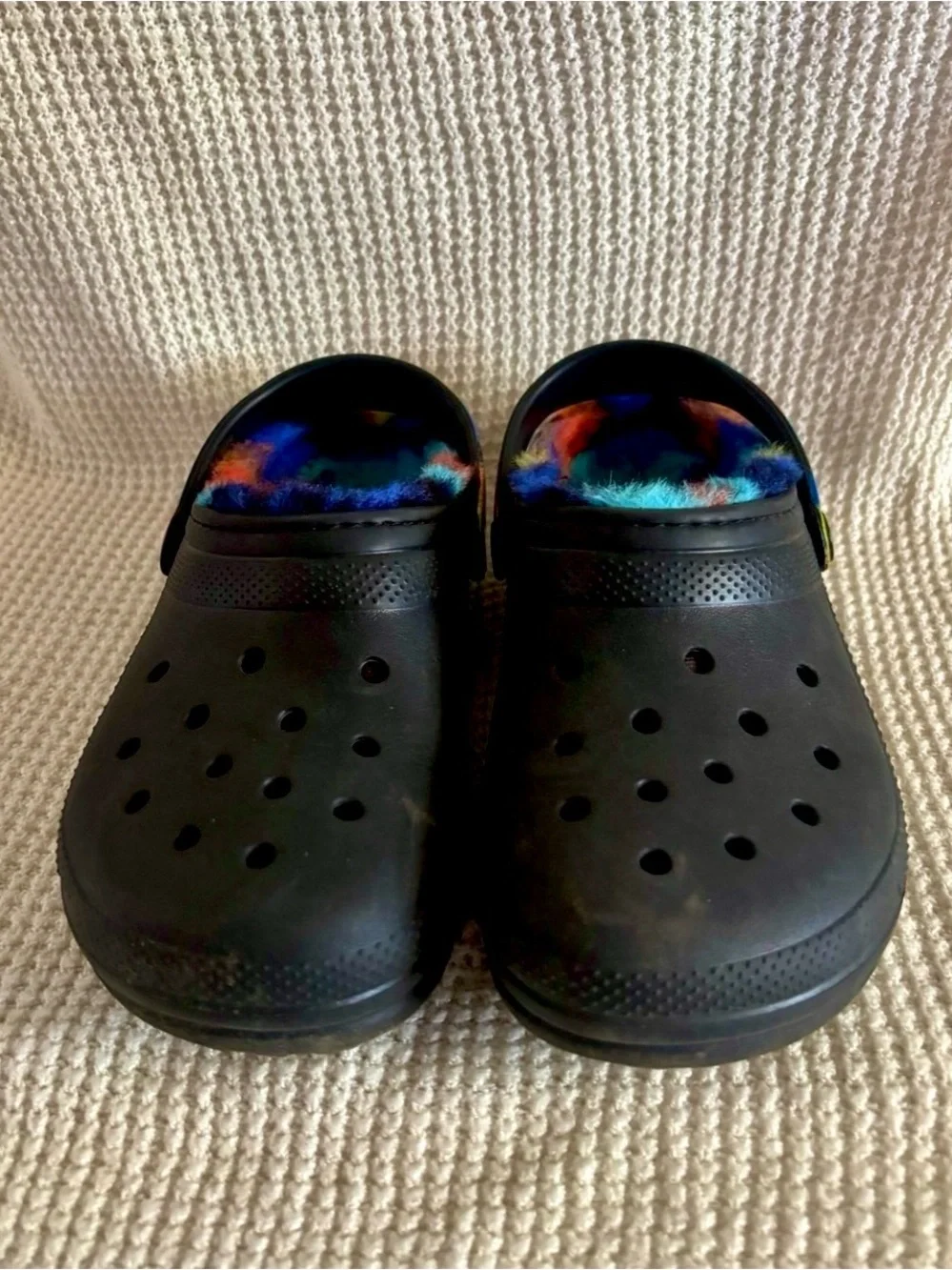 Crocs Kids 4 Black Lined Clogs – Rainbow Fuzzy Interior - Picture 6 of 11